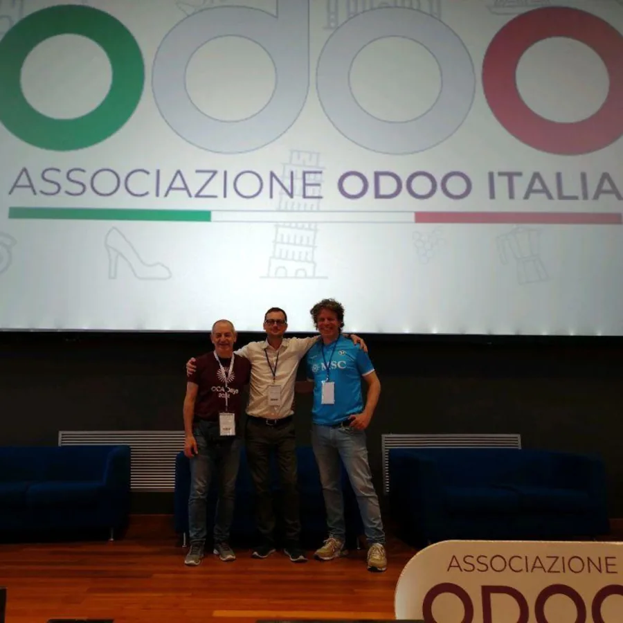 Tre relatori sul palco davanti allo stendardo dell'Associazione Odoo Italia